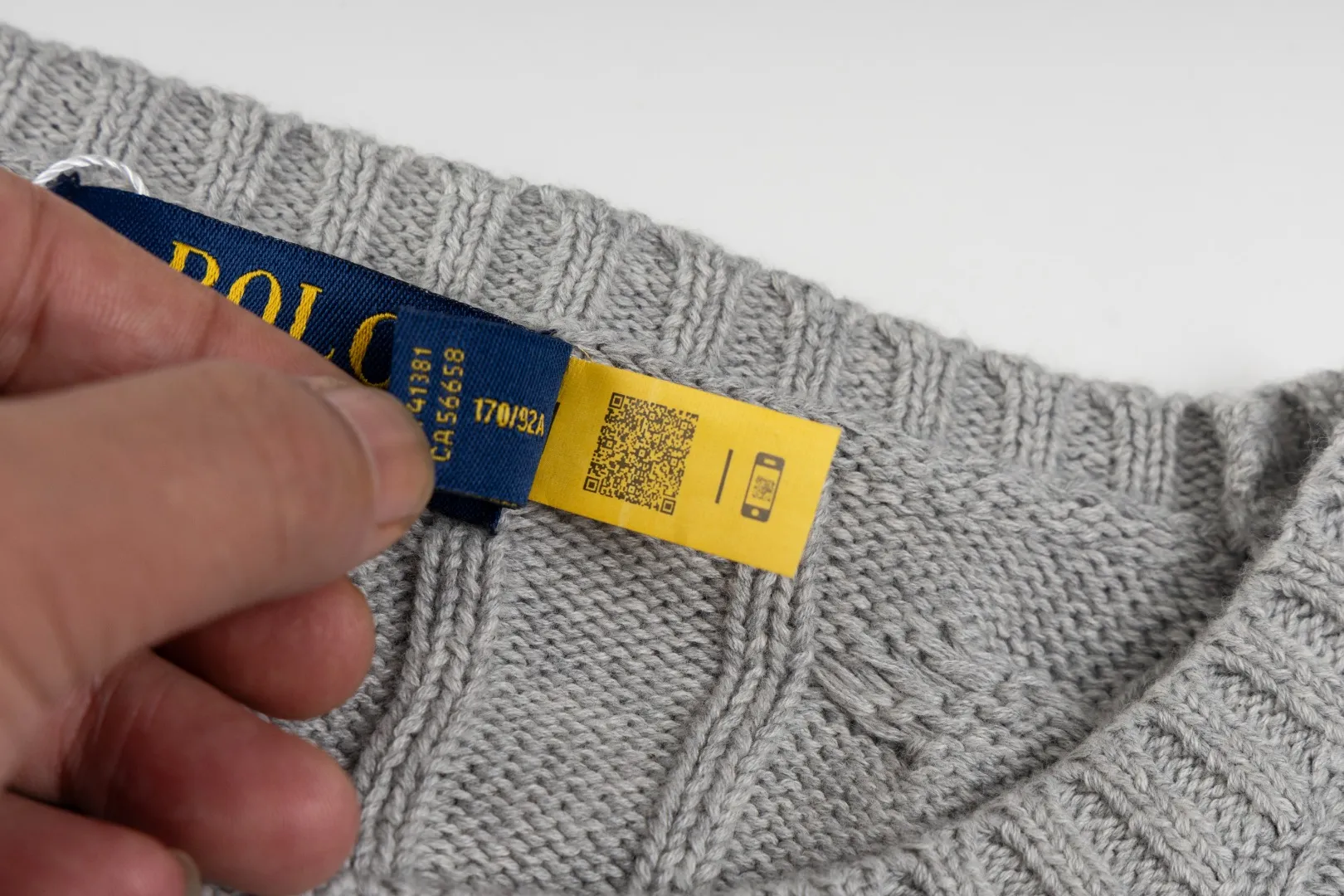 P220 #R91 RALPH LAUREN Ralph Lauren fourteen colors classic small label embroidery round neck pullover cable cardigan sweater men's top, high-density LOGO embroidery on the chest, original customization of tag accessories. Made of pure cotton yarn, pure cotton is skin-friendly and comfortable, small label war horse embroidered twist button round neck sweater 🐎 high quality, follow the blogger to learn how to wear it! Let’s buy a Ralph Lauren cable sweater. It’s a super hard-to-find series after it became popular. It’s hard to find one on the official website. It’s simple and practical to wear, with a lazy and loose feel. The thickened fabric has more texture, feels soft and delicate, and has a loose fit. Whether worn alone or layered, you can wear different styles of fashion with just one piece!   Size：XS S M L Sleeve length: 59/60/61/62/63